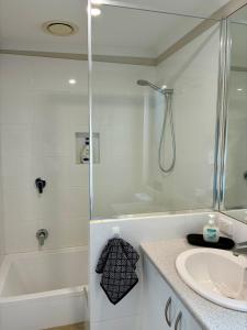 ein Badezimmer mit Dusche und Waschbecken in der Unterkunft The Gregory in Geraldton + 7 Fotos