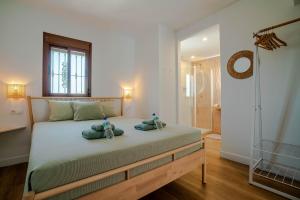 a bedroom with a bed with two teddy bears on it at B&B Casa Mijo in Daimalos