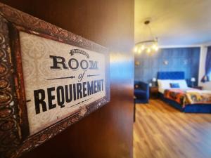 a room with a room ofrethritis sign on a wall at Ricky Road Guest House in Watford