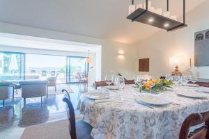 a dining room with a table with flowers on it at Villa Santamaria in Colares