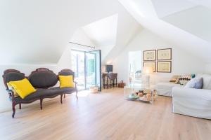a living room with two chairs and a couch at Villa Santamaria in Colares