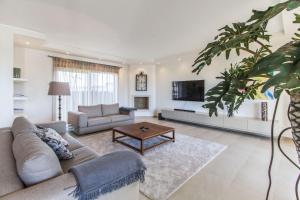 a living room with a couch and a coffee table at Villa del Rey II in Casal da Lagoa Seca