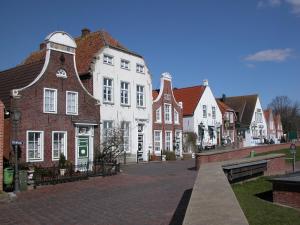 a row of houses on a cobblestone street at Leichte Brise 2 Greetsiel in Krummhörn