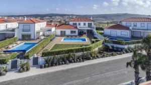 an aerial view of a house with a swimming pool at Villa del Rey II in Casal da Lagoa Seca