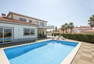 a swimming pool in the backyard of a villa at Villa del Rey III in Casal da Lagoa Seca