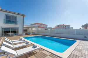 a swimming pool in the backyard of a house at Villa del Rey VIII in Casal da Lagoa Seca +20 photos