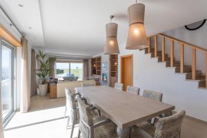 a dining room with a table and chairs at Villa del Rey VIII in Casal da Lagoa Seca