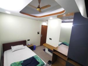a bedroom with a bed and a ceiling fan at MD HoTEL in Iswardi