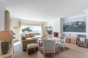 a living room with a couch and a table at Villa del Rey VII in Casal da Lagoa Seca