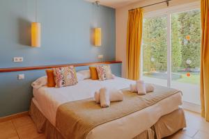 a bedroom with two beds with towels on them at Villa Santo Tomás - Loli in Santo Tomás +30 photos