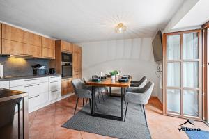 a kitchen with a table and chairs in a room at Naabblick in Kallmünz