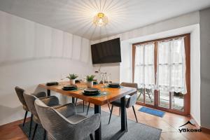 a dining room with a wooden table and chairs at Naabblick in Kallmünz