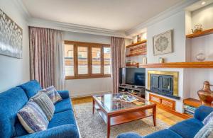 a living room with a blue couch and a table at Ideal Property Mallorca - Christin in Cala Ratjada