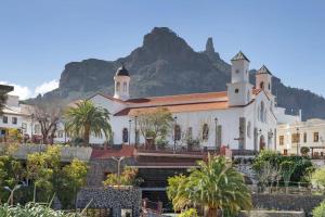a church with a mountain in the background at La Pelusa casa rural in La Culata