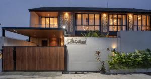 ein Haus mit einem Holztor davor in der Unterkunft Villa Asvari in Tabanan