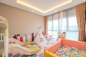 Ein Kinderzimmer mit Spielbereich und Rutsche in der Unterkunft Villa Asvari in Tabanan + 33 Fotos