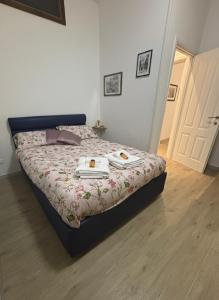 a bedroom with a bed with two towels on it at HOUSE Riccardo, vicino al parco Nelson Mandela in Sestri Levante