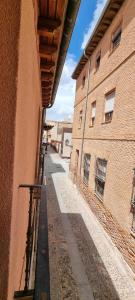 a view of an alleyway between two buildings at Apartamentos San Gabriel in Alcalá de Henares