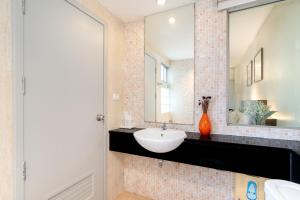 a bathroom with a sink and a mirror at โรงแรมสินสิริ ปัญญา-รามอินทรา in Bangkok +17 photos
