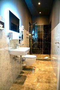 ein Badezimmer mit Waschbecken und Dusche in der Unterkunft Hotel Tiergarten Berlin in Berlin + 101 Fotos