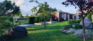 a yard with a house and a table in the grass at Snäckstrand Guesthouse in Färjestaden