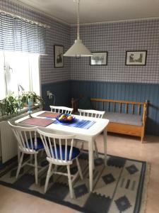 a dining room with a table and chairs and a crib at Lexe 2rok in Gävle