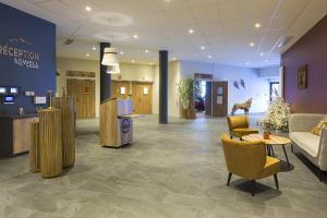 a lobby with a room with a giraffe in it at SOWELL HÔTEL L'Alpe Blanche in Vars