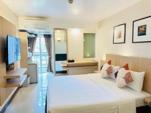 a hotel room with a bed and a television at โรงแรมสินสิริ ปัญญา-รามอินทรา in Bangkok
