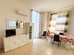 eine Küche und ein Esszimmer mit Tisch und Stühlen in der Unterkunft Affittacamere Ami in Ziano Piacentino