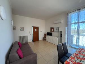 ein Wohnzimmer mit Sofa und eine Küche in der Unterkunft Affittacamere Ami in Ziano Piacentino