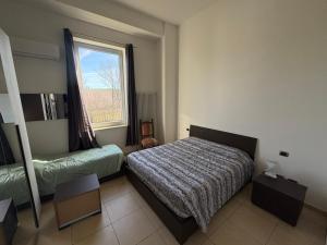 ein kleines Schlafzimmer mit einem Bett und einem Fenster in der Unterkunft Affittacamere Ami in Ziano Piacentino