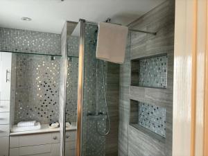 a bathroom with a walk in shower and a shower at ROSE-WOOD Gatwick in Horley