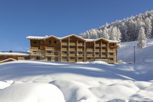 a hotel in the snow with a lot of snow at SOWELL HÔTEL L'Alpe Blanche in Vars