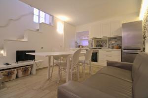 a kitchen and living room with a table and chairs at Dimora Centro Storico in Sirolo +5 photos
