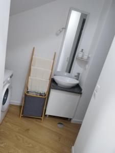 a bathroom with a sink and a mirror at charnecas house in Gaula