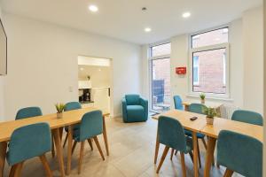 a meeting room with a table and chairs at Haus Antina - App 2 in Borkum