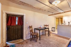 a room with a table and chairs and a door at Das Juwel in Erbach