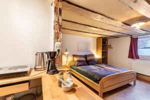 a room with a bed and a desk and a bed sidx sidx sidx at Das Juwel in Erbach