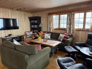a living room with a couch and a table at Bjødnabakkvegen 22C in Beitostøl