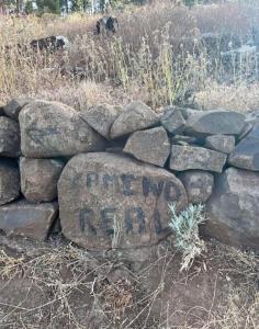 a stone wall with the words find my path written on it at Casa Pavon in Montaña Alta