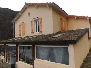 a house with grass on the roof of it at Mas cantecou in Mosset