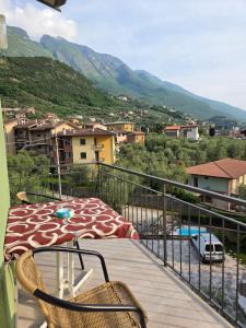 a patio with a table and chairs on a balcony at The green house in Malcesine