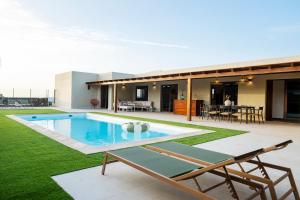 an image of a house with a swimming pool at Sweet Caroline in Villaverde
