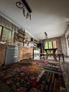 eine Küche mit einem großen Teppich auf dem Boden in der Unterkunft loidevilla in Kemalpasa