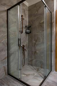 eine Dusche mit Glastür im Badezimmer in der Unterkunft loidevilla in Kemalpasa