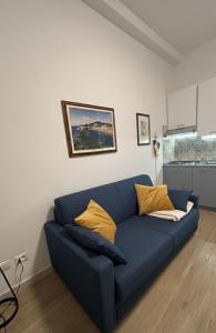 a blue couch sitting in a living room at HOUSE Riccardo, vicino al parco Nelson Mandela in Sestri Levante