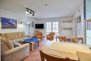 a living room with a couch and a table at Haus Meyer-Teerling - Ferienhaus in Borkum