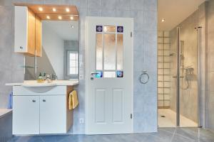 a bathroom with a sink and a shower at Haus Meyer-Teerling - Ferienhaus in Borkum