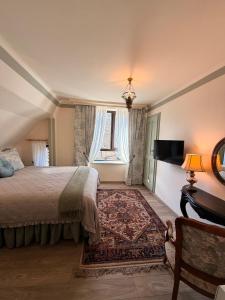 a bedroom with a bed and a window at Happy House Progled in Progled