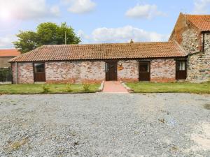 an old stone house with a driveway in front of it at Meadow View in Hull